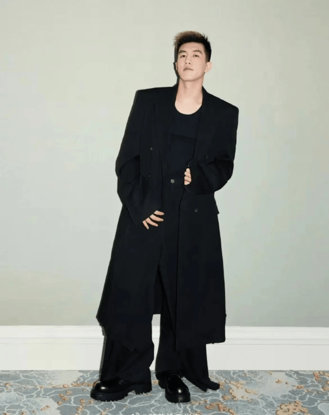 文体两开花!前继伟后艾伦!受邀参加巴黎世家大秀还拍时尚大片_辽篮_篮