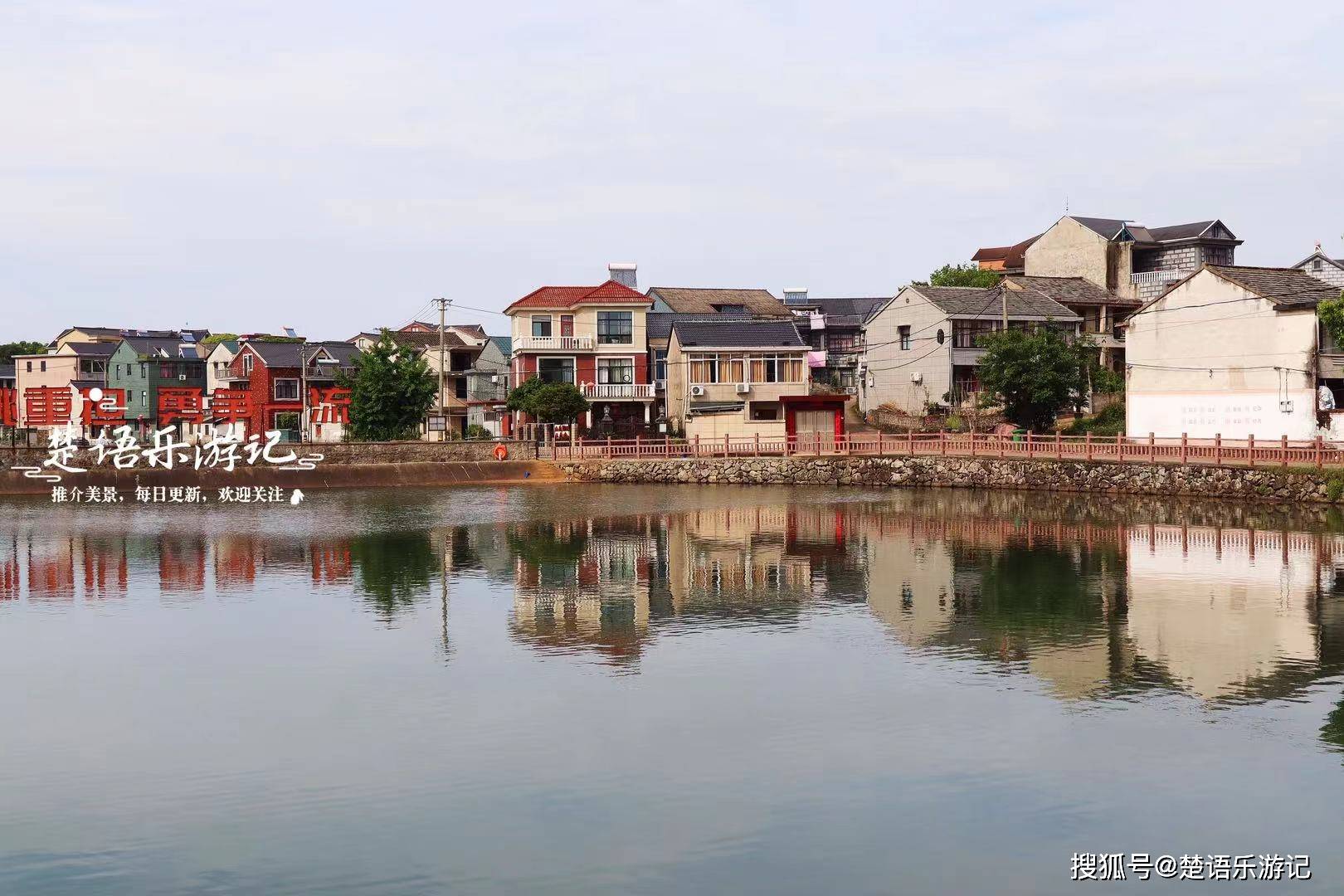 薛上岙村地处强蛟镇东南面的黄墩港畔,海边有数里沙岸和万顷砂碕,故古