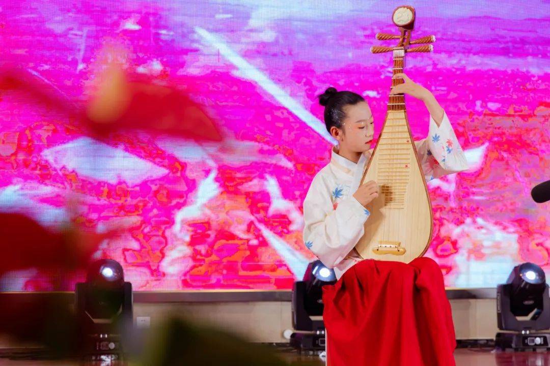 琵琶独奏《霸王卸甲》表演者:李沁可蒙古舞《天蓝蓝》表演者:卞语馨