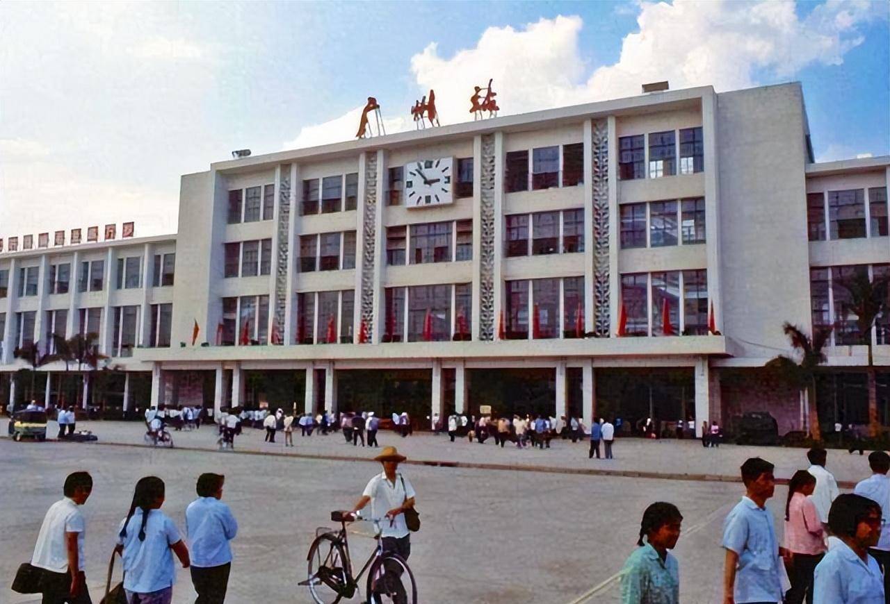 上世纪七十年代的老广州,照片里有你熟悉的地方吗?_建筑_汽车_城市