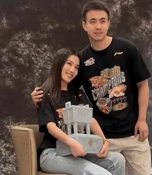 赵继伟携妻参演赵本山电视剧,球迷期待郭艾伦加盟_辽宁男篮_妻子_球场