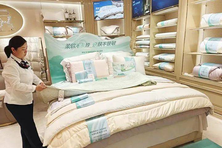 金绒早报 | 8个标准箱羽绒枕头海铁联运直达迪拜 / 纺织服装业呈现出