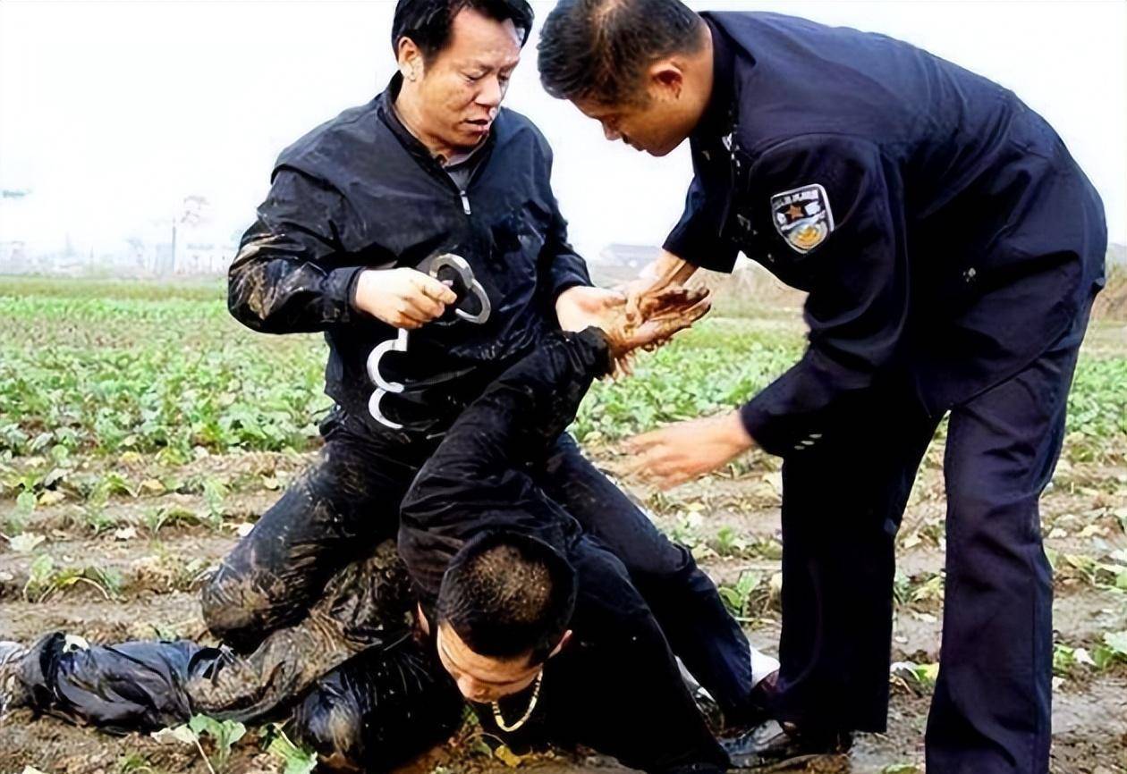 假少将董大维:15年行骗300多万,因入戏太深而被捕,下场如何?