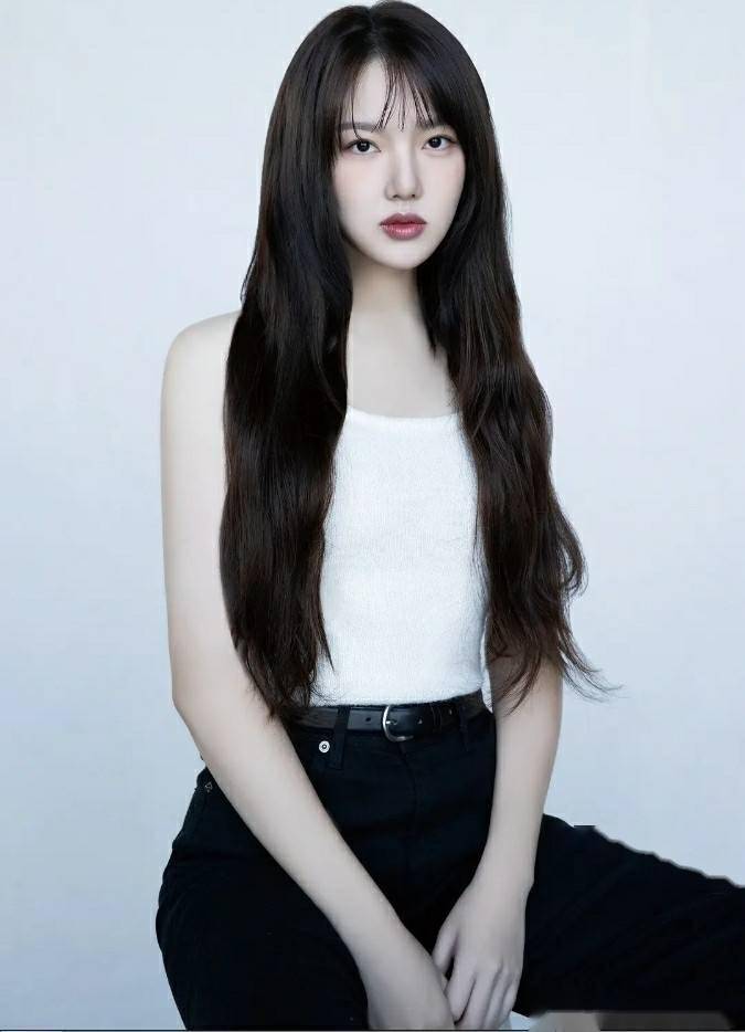 总之,36岁的郑艺琳就像那颗魔鬼蜜桃,不仅色泽诱人