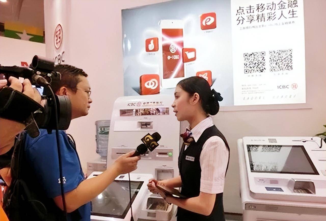 2019年,湖北老人兑换60年前的10万股金,银行看后:可以兑200块