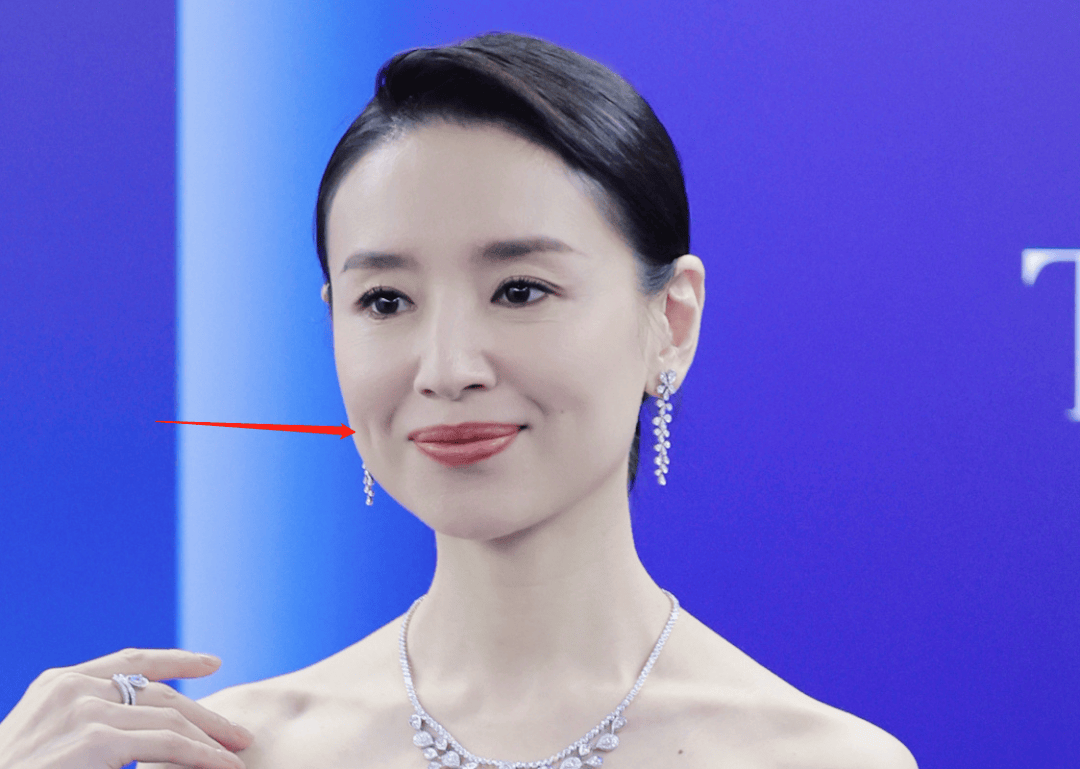 43岁董洁戴百万珠宝亮相,身材干瘪脸带苦相,与高圆圆同框差距大