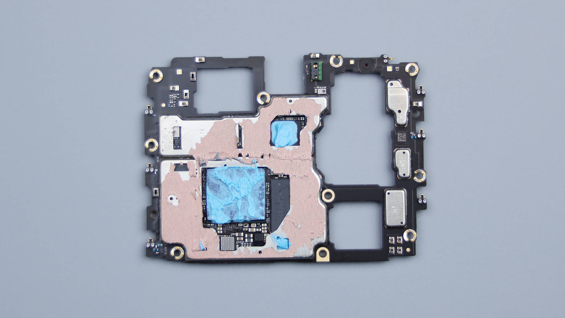 下面还压着一颗稍大的绿色芯片,是联发科的天玑9200 处理器.