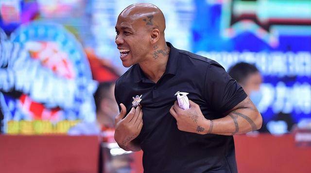 cba快讯!周琦完成谈判,马布里点评辽篮外援,新疆有意李春江