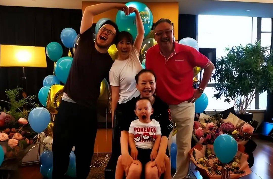 宋丹丹旅游跟素人合影,梳油头越来越像男人,穿着随意但很有气质!