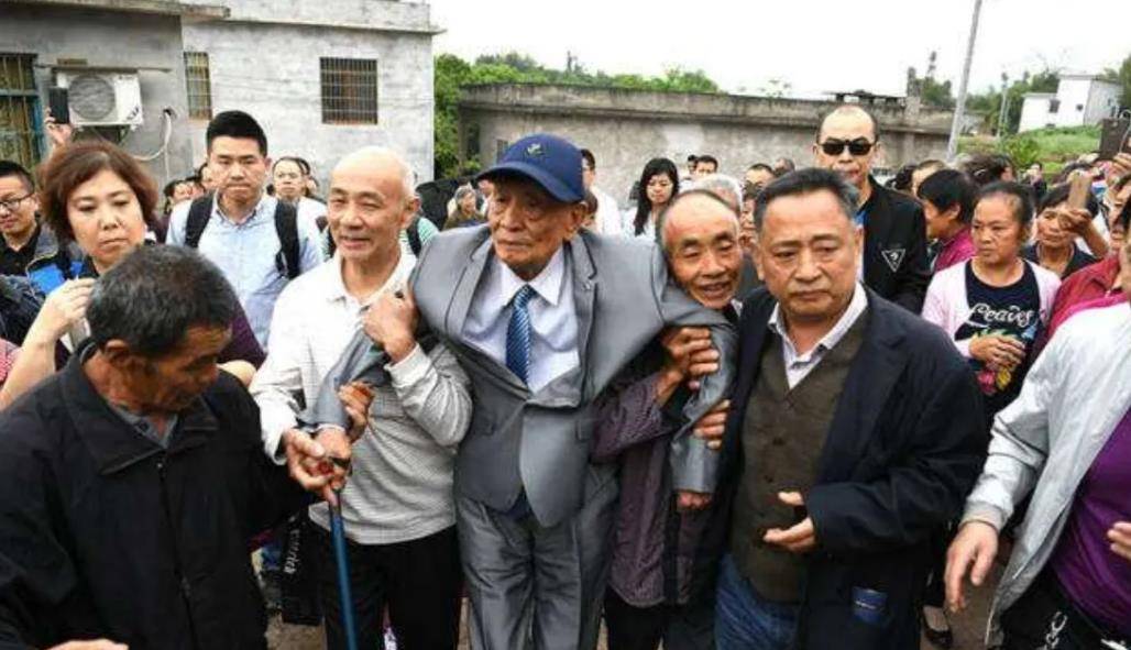 92年台湾老兵探亲却找不到路,表亲:村里都以为你不在了