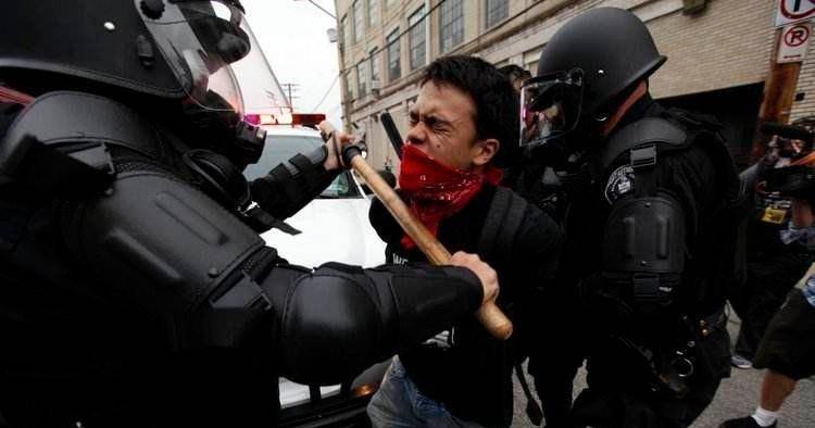 但他跟没事人一样,依旧顶着满身鲜血继续和这群歹徒搏斗.