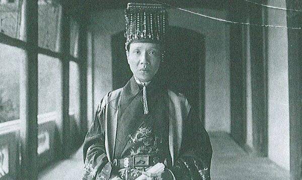 第十二位皇帝阮福晙,庙号弘宗,谥号宣皇帝,因年号启定而史称启定皇帝