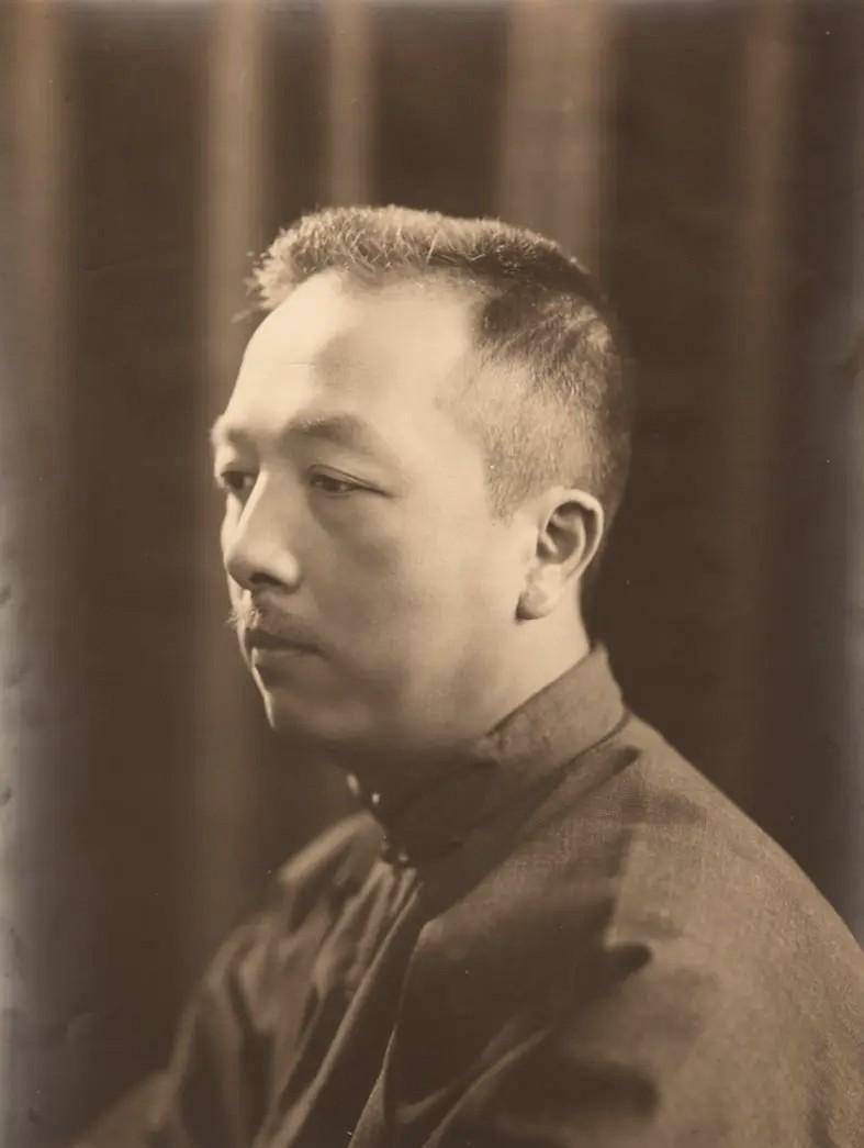 民国怪傻才子,鲁迅等文坛大咖追捧皆不为所动,弃文从武为哪般?