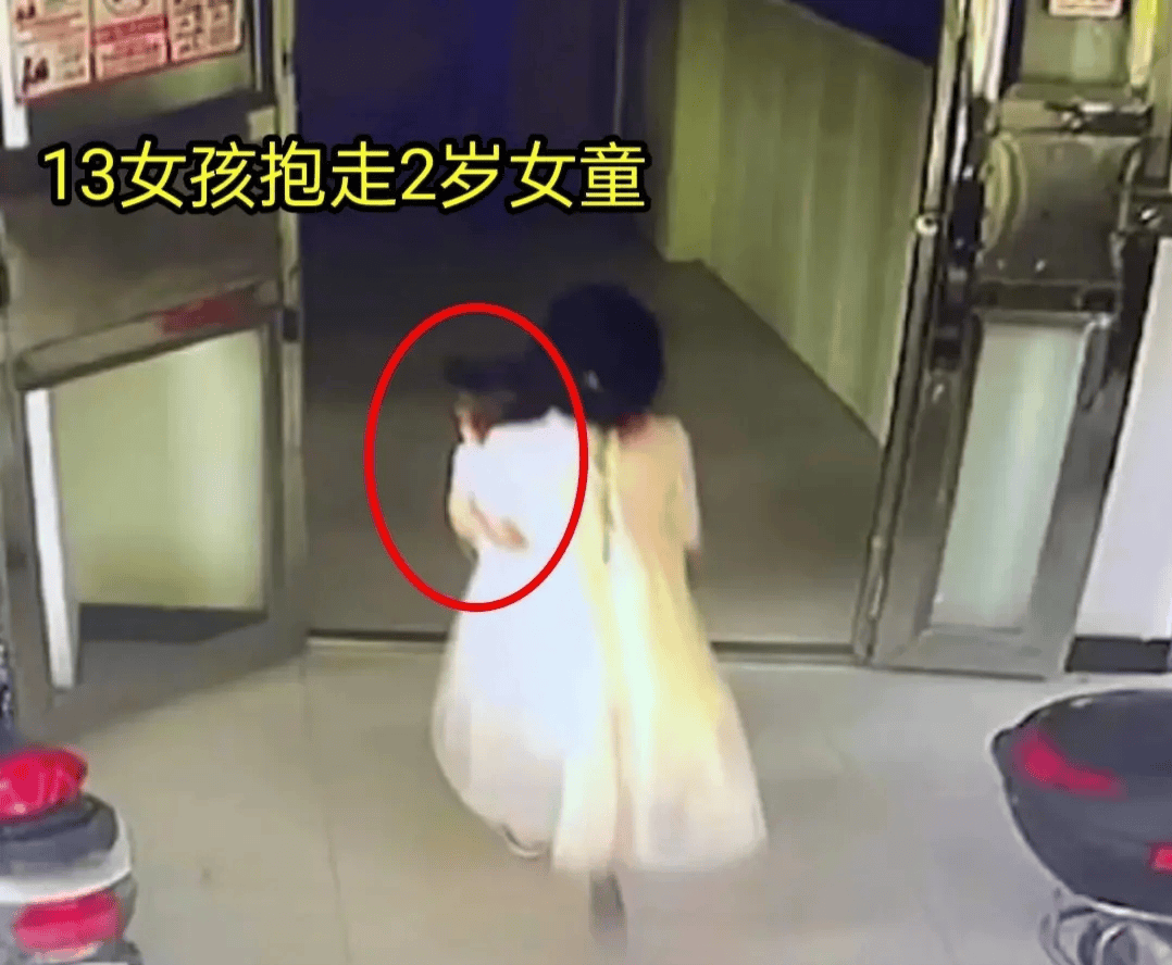 在快要追赶上抱着自己孙女的女孩时,女孩已经抱着小秦进了电梯,而且