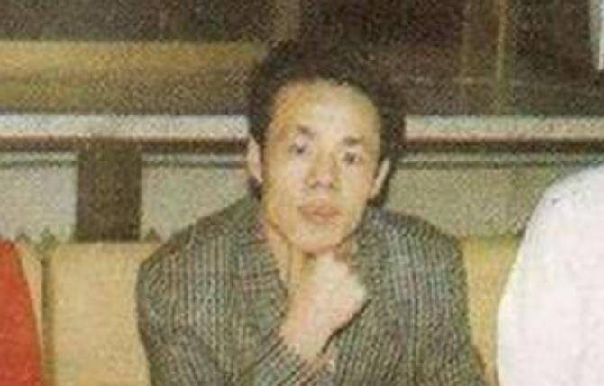 面对记者的追问和刺眼的聚光灯,张宝胜自称是"中国特异功能第一人".