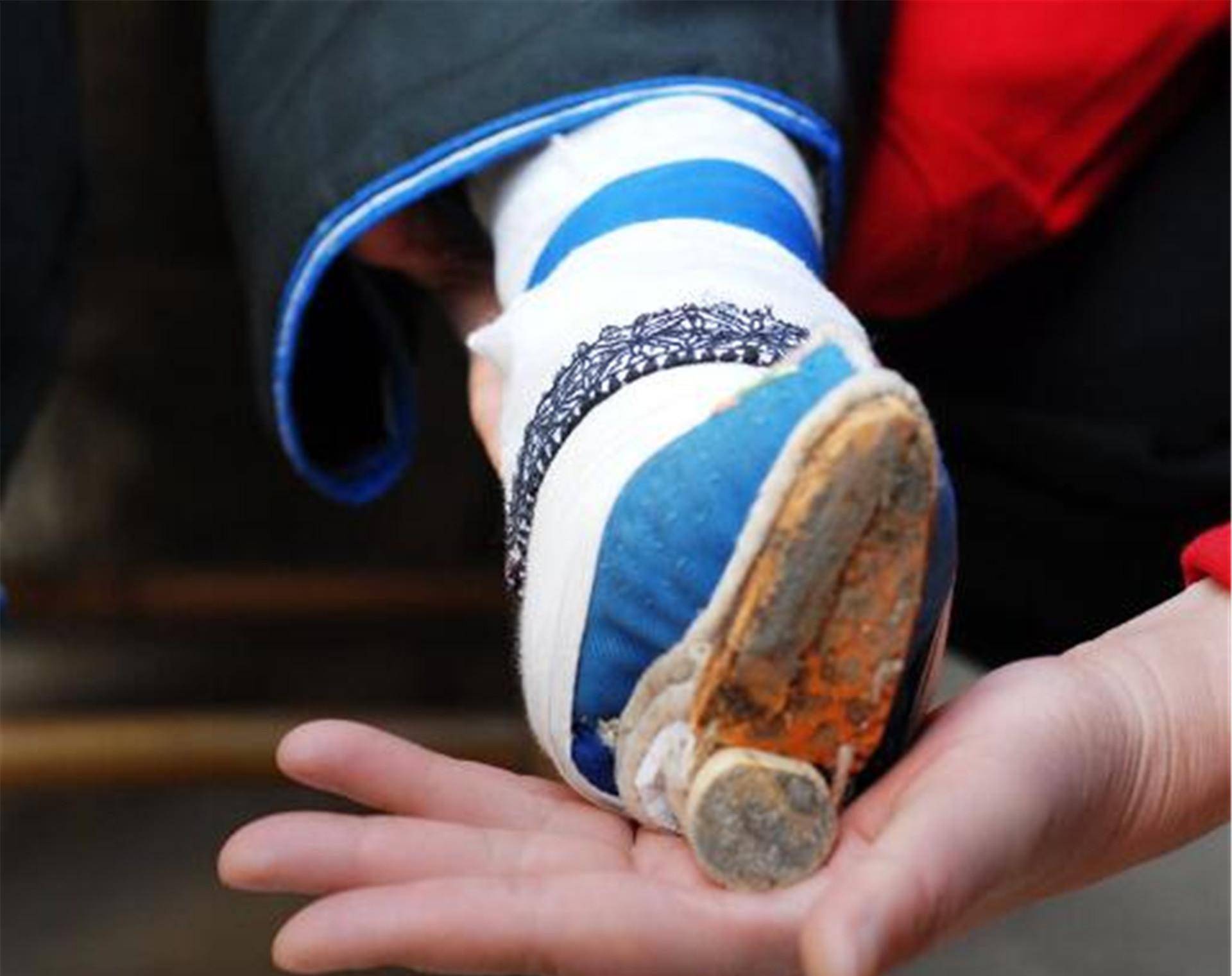 凭"三寸金莲"嫁豪门,不让子女洗脚,90年来仅丈夫看过_女子_小脚_时期