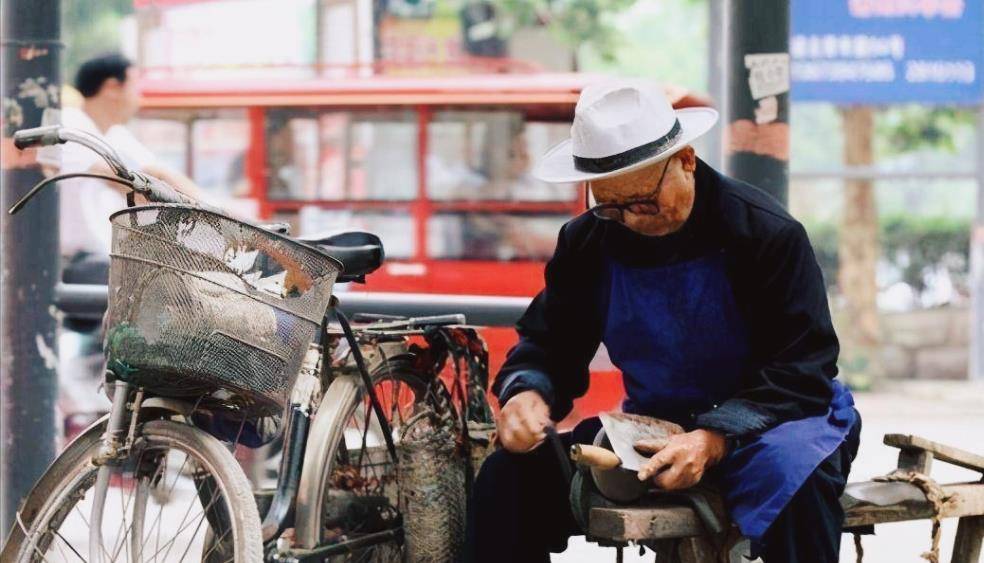 时隔多年,赊刀人再次出现,对2022年做出2个预言,真的可信吗?