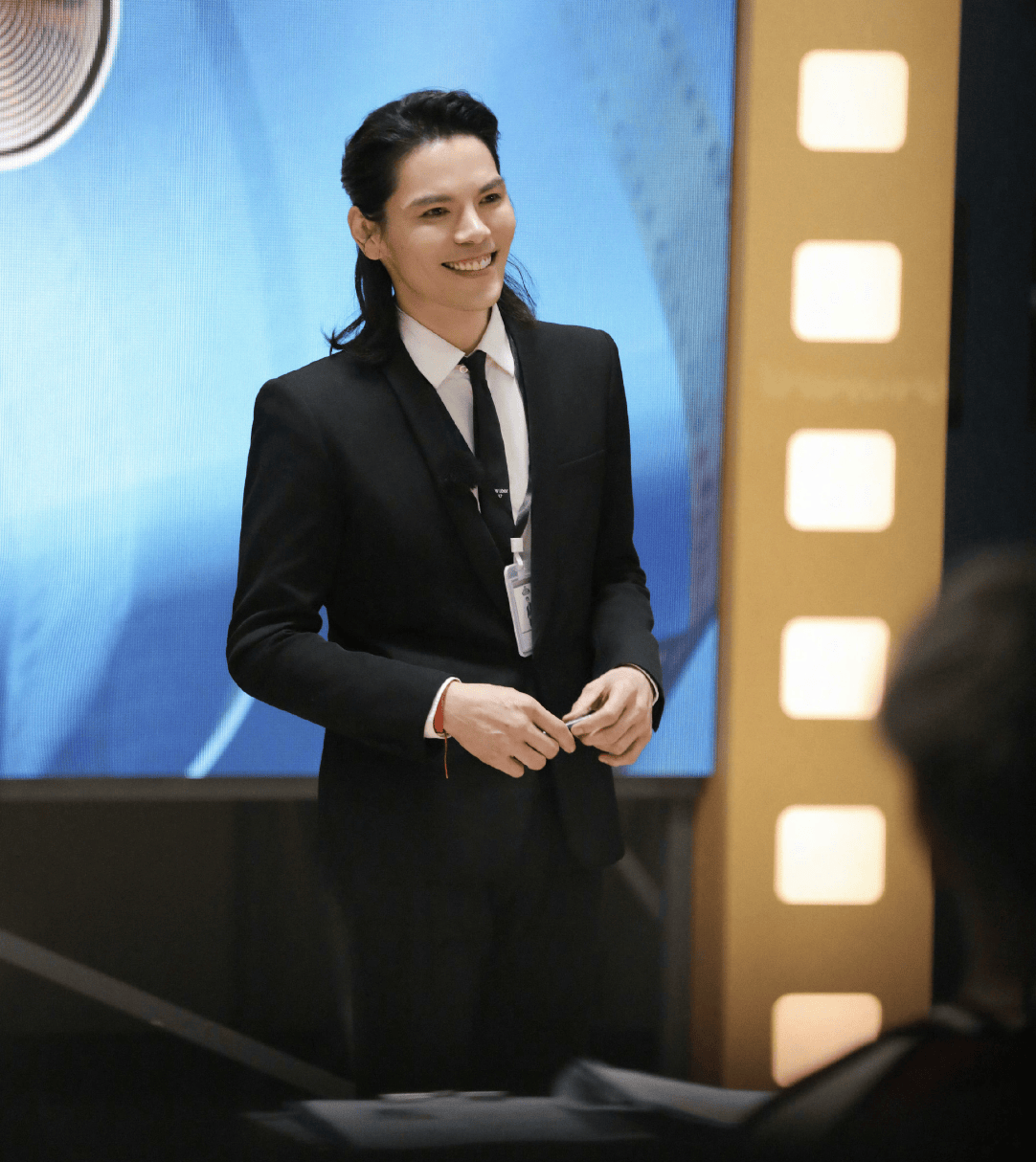 向佐儿童节晒全家福,一双儿女奶萌可爱,郭碧婷笑容甜美好幸福