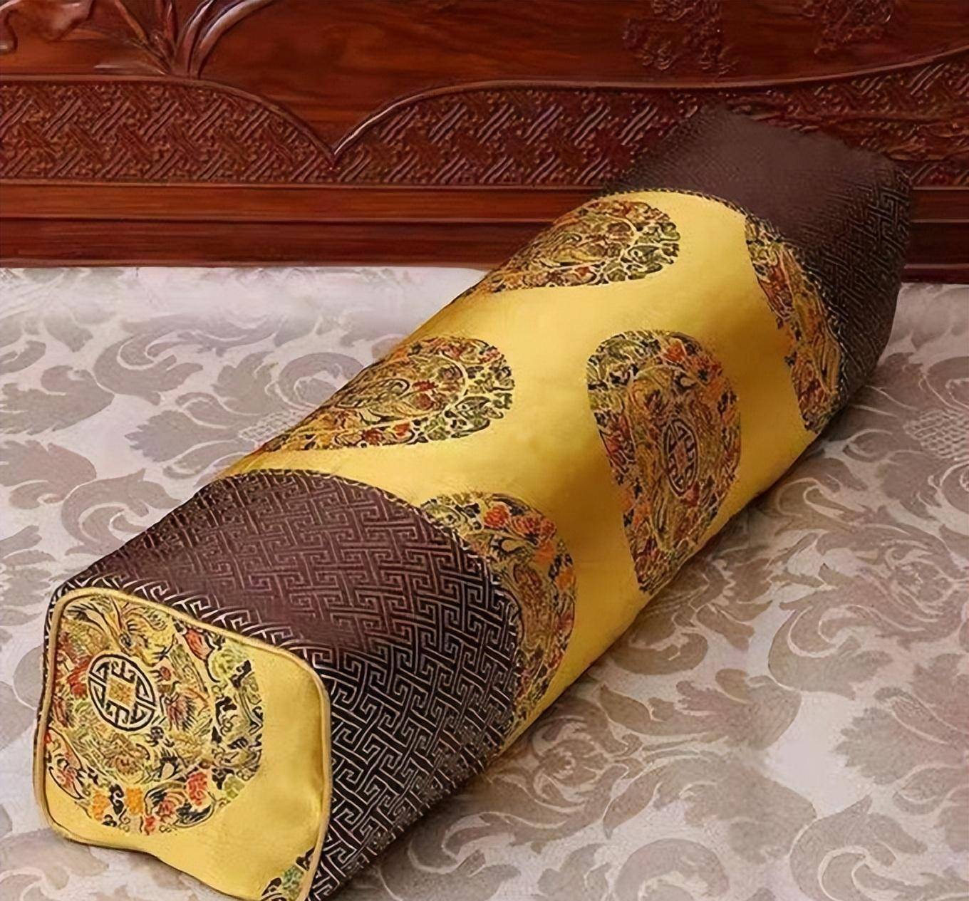 古人睡觉老爱用瓷枕头,不难受么?其实,是为了方便女子