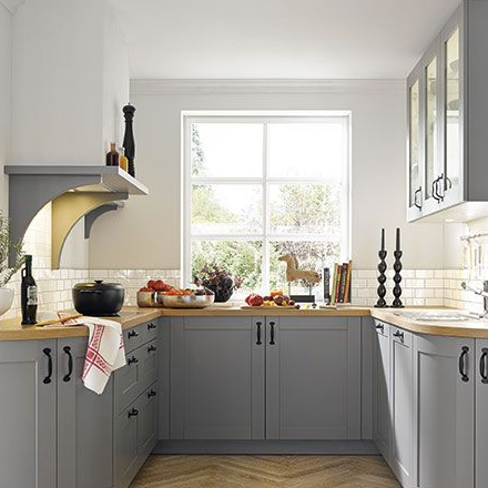 3,u型厨房跟l型厨房相比,u型厨房增加了一面收纳空间,所需的橱柜面积