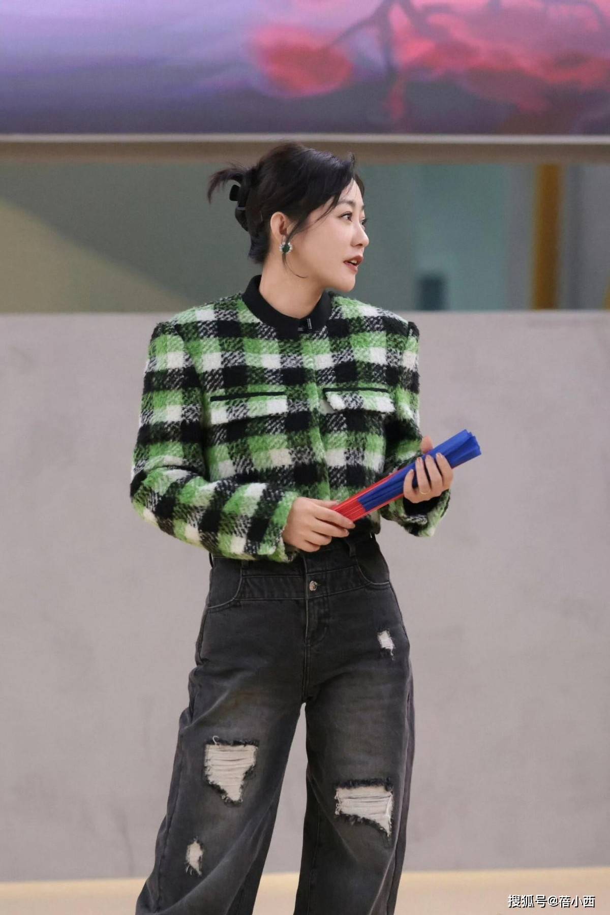 郝蕾新换了波纹短发年轻10岁,穿西装 小黑裤,美得像换了个人