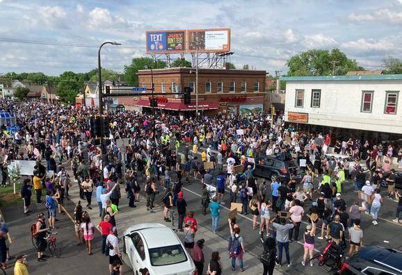 据统计,占美国总人口12%的黑人群体,犯罪率高达50%,每三个黑人,就有一