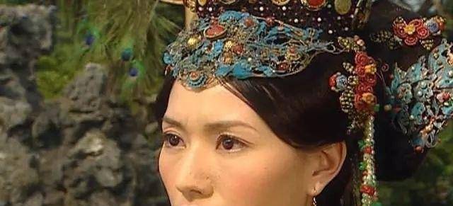 她是满洲正白旗人,嫁给皇子成为皇后,儿子也继承了皇位