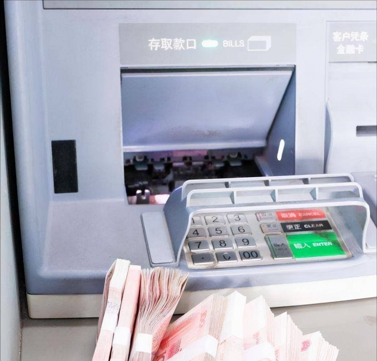 这次许霆连着取了17万五千块,取款机才不再出钱,他们提着装满钞票的