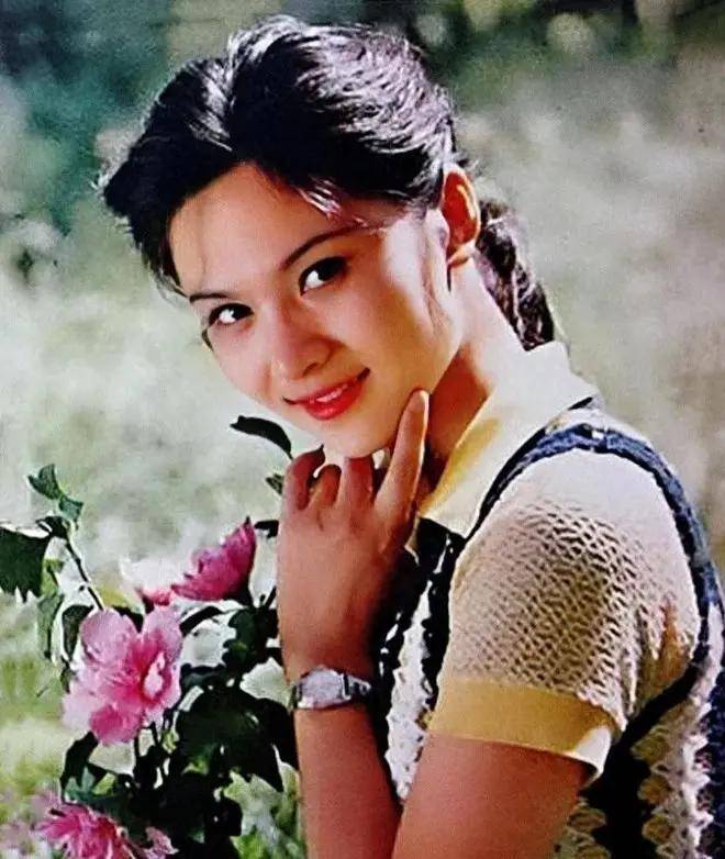 她曾是央视美女主持人,嫁给了军方领导之子,离婚后成知名画家