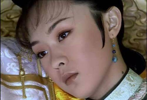 比顺治帝小1岁,内大臣鄂硕的女儿,康熙朝抚远大将军费扬古的姐姐,满洲