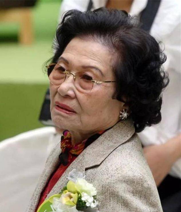 她是名震香港的四大家族中唯一一个出现在掌门人位置的女性,91岁高龄