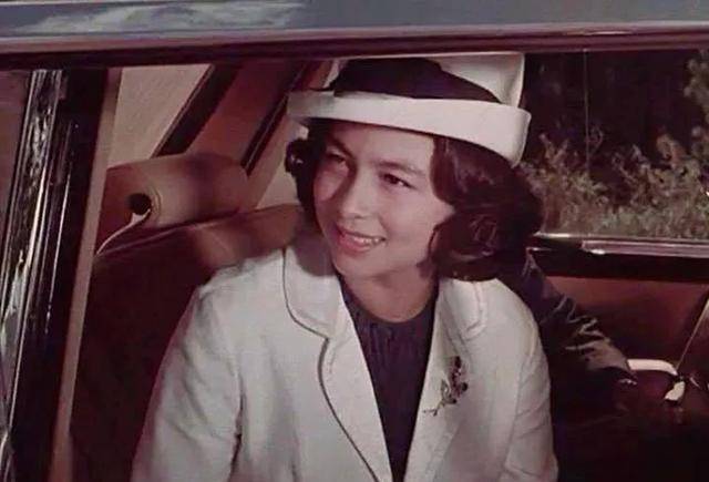 为什么美貌如花的莫尼列王后还穿这种衣服?想想波尔布特就明白了