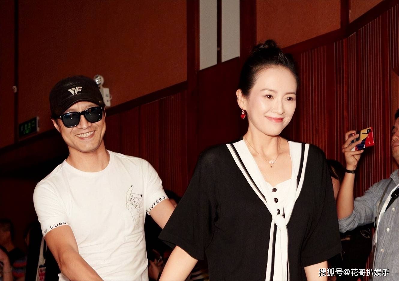 章子怡当天晚上也晒照,两人明争暗斗_孩子_苹果_葛荟婕