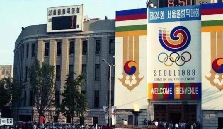 但翘首以盼的韩国人没料到,就在他们如火如荼地筹办奥运会之际,一场突