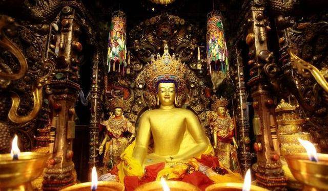 一尊不动金刚佛像——释迦牟尼八岁等身像,被松赞干布安放在了大昭寺