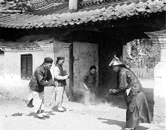 晚清八旗子弟吃喝玩乐照:没钱出手阔绰,丝毫不知大清即将灭亡