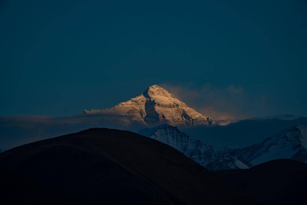 追光|地球人奔赴珠峰,不止为了登上8848