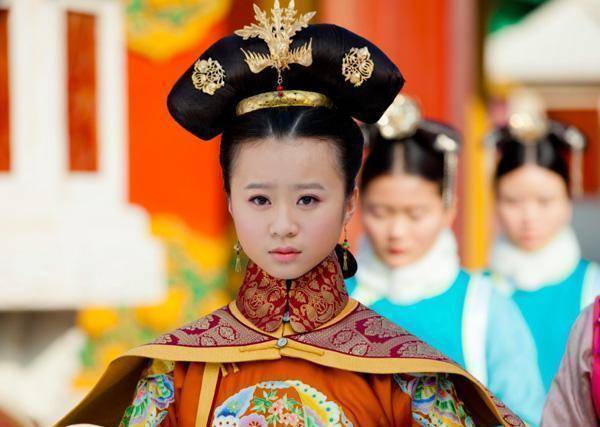 她因为姿色动人被康熙纳入后宫,生下皇子后,康熙却嫌她出身低微