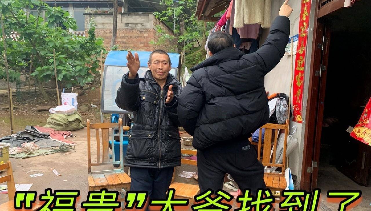 甚至还送了谭乔一个灰太狼的气球,来表达自己对警察的偏爱