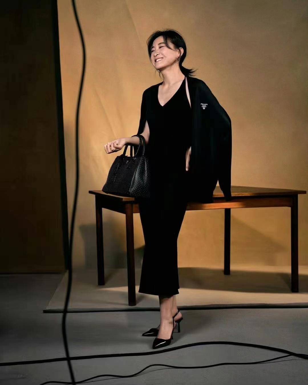 贾玲突传喜讯!出任prada品牌代言人,深v长裙,全身奢品美翻天!