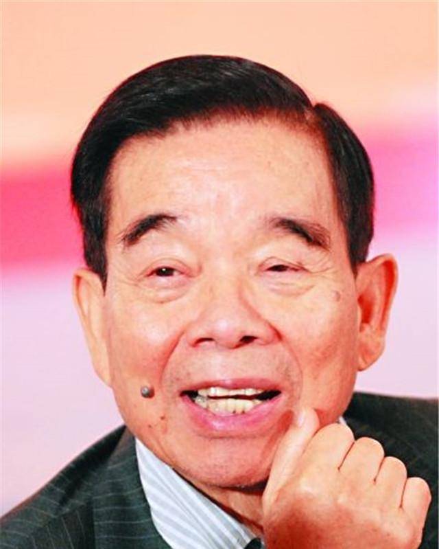 郑裕彤:娶指腹为婚的妻子,穷小子开启逆袭人生,去世李嘉诚扶灵