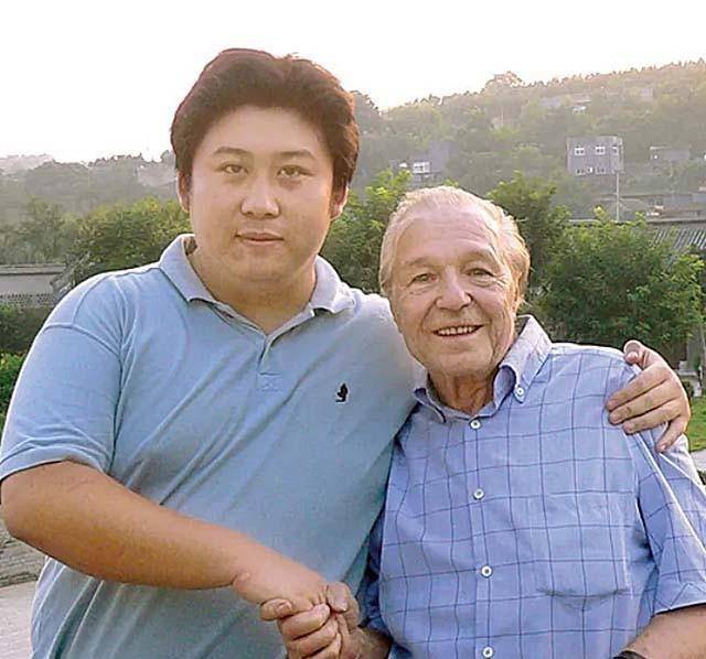 相差47岁的跨国友谊:中国小伙报答瑞士房东,接他来中国养老送终_汉斯