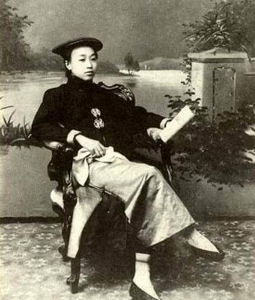 刘喜奎是中国第一位现代戏女演员,享有中国"女伶三杰"之一的称号.