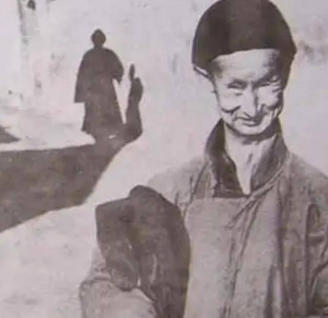 清朝最后一位刽子手邓海山,一生砍掉300多个脑袋,晚年终遭报应