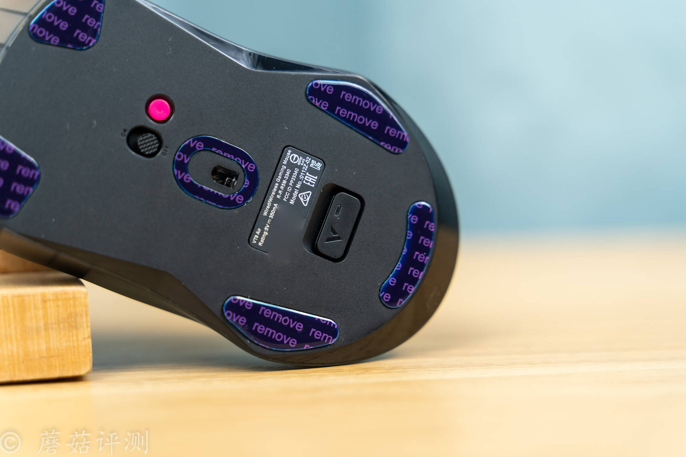 外观酷炫,手感轻盈,适合抓握,雷柏疾速续航王vt9air