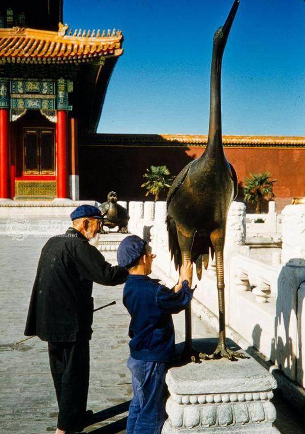 那时候在天桥卖艺的男子在颐和园里写生的男子,手里拿着香烟享受着