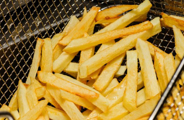 炸薯条时,直接放土豆就错了,这一步必不可少,薯条更酥脆!