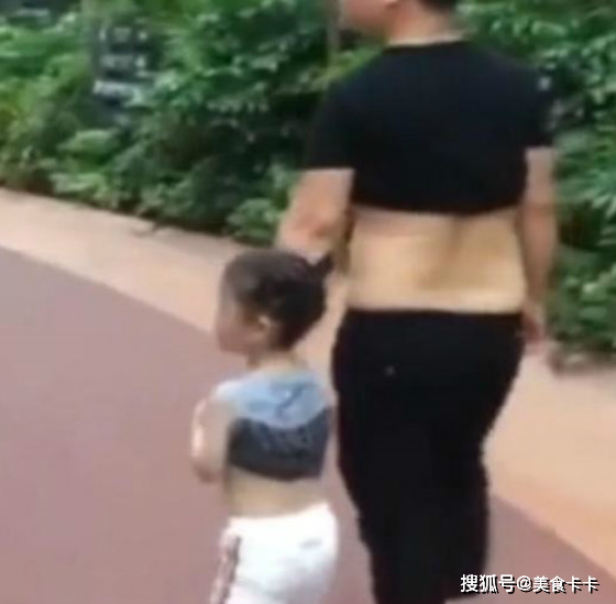 爸爸带着4岁的女儿散步，天太热了，把她的外套卷起来吹。她接下来的行为让人思考_衣服_孩子_教育