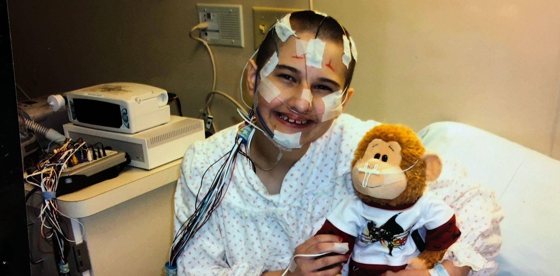 图17 被强行治疗的吉普赛甚至为了让自己相信身患绝症,还把她的头发全