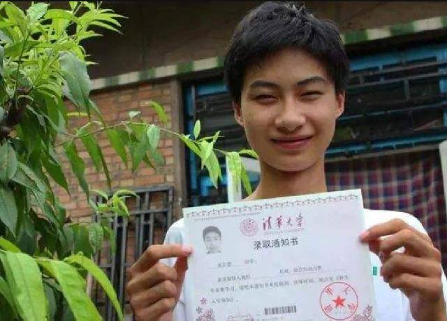 母亲瘫痪,父亲精神分裂,河北男孩以744分考进清华,撑起一个家
